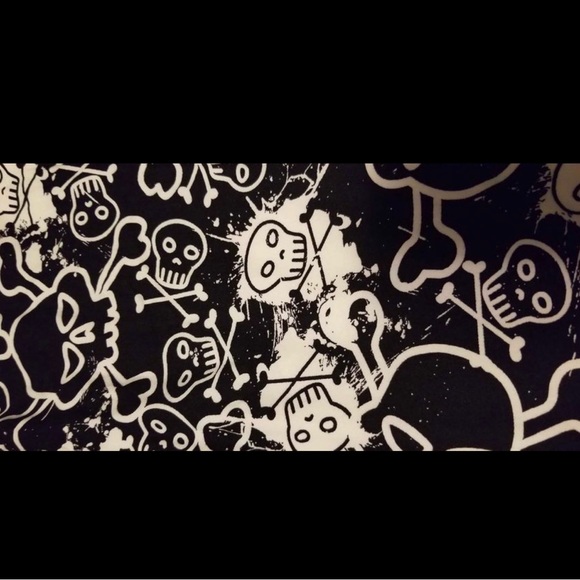 1 pair Curvy capri leggings (buttery soft) fit ladies Size 12-24 (L-XXL). - Picture 2 of 3